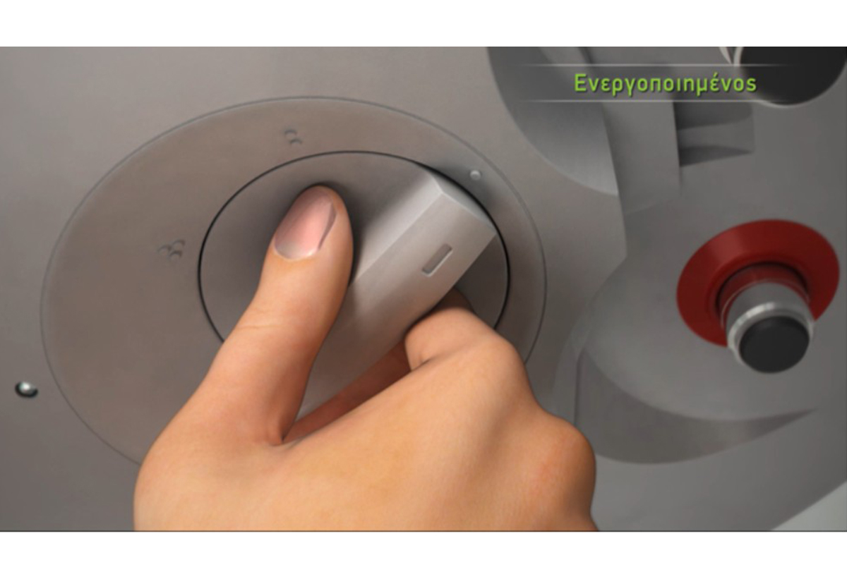 Ένα χέρι ρυθμίζει τον εξωτερικό θερμοστάτη.